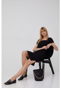 Calvin Klein sukienka kolor czarny mini dopasowana. Kolor: czarny. Materiał: materiał, dzianina. Długość rękawa: krótki rękaw. Typ sukienki: dopasowane. Długość: mini