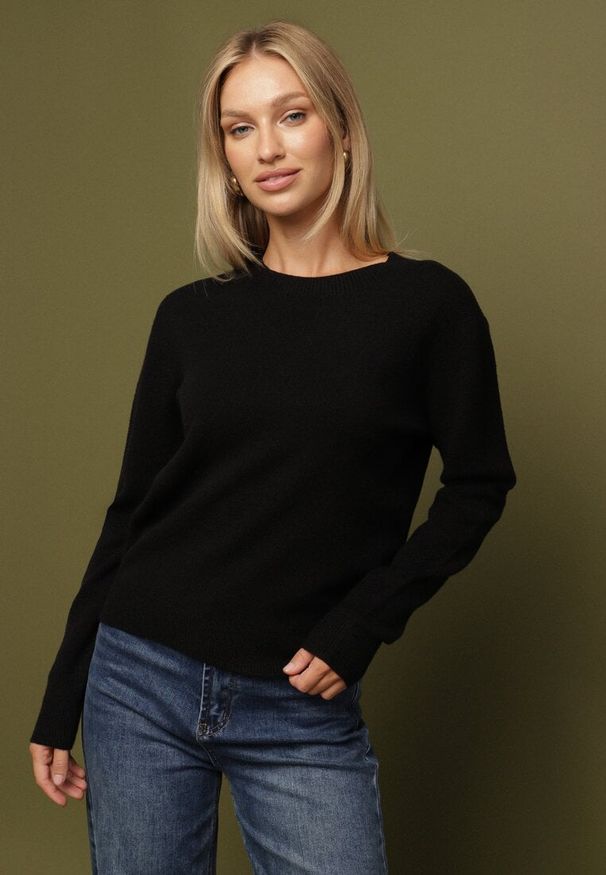 Born2be - Czarny Klasyczny Sweter z Wiskozą i Wełną Norpine. Okazja: na co dzień. Kolor: czarny. Materiał: wełna, wiskoza. Styl: klasyczny