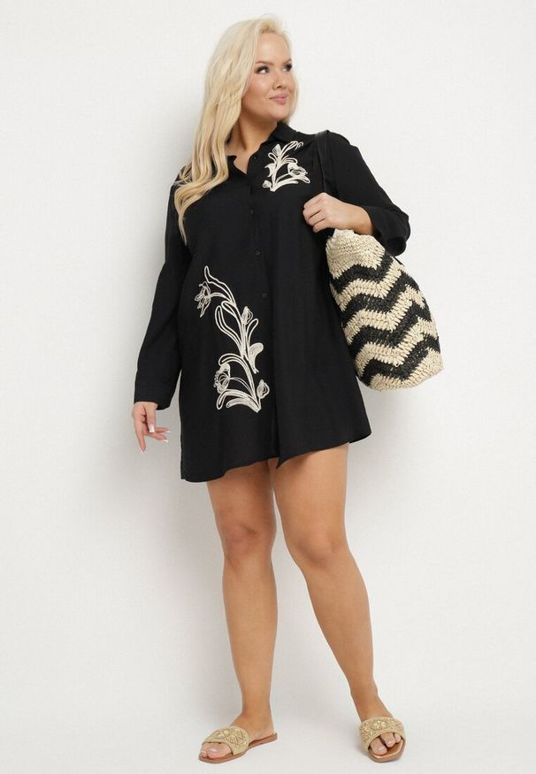 Born2be - Czarna Koszulowa Sukienka z Wiskozy Zdobiona Kwiatowym Haftem Nalilsa. Okazja: na co dzień. Typ kołnierza: kołnierzyk klasyczny. Kolekcja: plus size. Kolor: czarny. Materiał: wiskoza. Wzór: kwiaty, aplikacja, haft. Typ sukienki: koszulowe. Styl: elegancki, klasyczny, casual