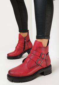 Born2be - Czerwone Botki za Kostkę na Grubej Podeszwie z Ozdobnymi Klamrami Agenora. Wysokość cholewki: za kostkę. Zapięcie: klamry. Kolor: czerwony. Szerokość cholewki: normalna. Wzór: aplikacja #2