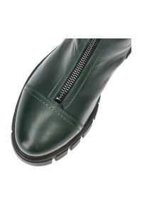 Zielone Kozaki Simen Modne Wygodne Buty Damskie. Okazja: na co dzień. Wysokość cholewki: przed kolano. Zapięcie: zamek. Kolor: zielony. Materiał: skóra. Szerokość cholewki: normalna. Sezon: zima, jesień. Styl: casual, elegancki #7