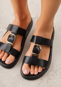 Renee - Czarne Klapki Ozdobione Paskiem z Metaliczną Klamrą Kellyss. Okazja: na spacer, na co dzień. Kolor: czarny. Materiał: jeans. Wzór: aplikacja. Sezon: wiosna. Styl: casual #3