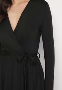 Born2be - Czarna Sukienka Kopertowa z Wiskozą Wiązana w Talii Drestalia. Okazja: na co dzień. Typ kołnierza: dekolt w kształcie V. Kolor: czarny. Materiał: wiskoza. Długość rękawa: długi rękaw. Typ sukienki: kopertowe. Styl: casual, klasyczny #2