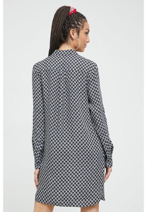 Superdry sukienka kolor czarny mini prosta. Okazja: na co dzień. Kolor: czarny. Materiał: tkanina. Długość rękawa: długi rękaw. Typ sukienki: proste. Styl: casual. Długość: mini