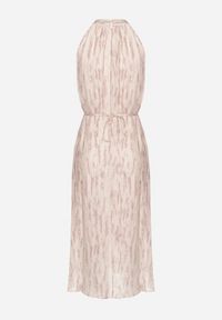 Born2be - Jasnoróżowa Koktajlowa Sukienka z Dekoltem Typu Halter z Broszką w Kształcie Kwiatu Vikiida. Typ kołnierza: dekolt halter. Kolor: różowy. Długość rękawa: bez rękawów. Wzór: kwiaty. Styl: wizytowy #4