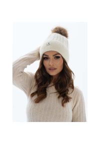 Czapka zimowa Peterson PTN HAT-09 biała. Kolor: biały. Materiał: futro, akryl. Wzór: aplikacja. Sezon: zima. Styl: elegancki