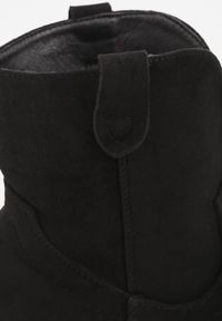 Renee - Czarne Botki Vices w Stylu Kowbojek na Słupku Velfedi. Okazja: na co dzień. Kolor: czarny. Materiał: jeans. Sezon: zima, jesień. Obcas: na słupku. Styl: casual #9