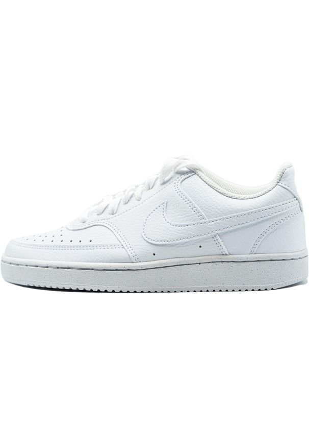Tenisówki Nike Model Court Vision Low Be Kolor Biały. Kolor: biały. Materiał: materiał, tkanina, syntetyk. Model: Nike Court. Sport: turystyka piesza