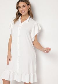 Born2be - Biała Sukienka Koszulowa z Guzikami i Falbankami Tenalena. Okazja: na co dzień. Typ kołnierza: kołnierz z falbankami. Kolor: biały. Typ sukienki: koszulowe. Styl: sportowy, casual, elegancki #1