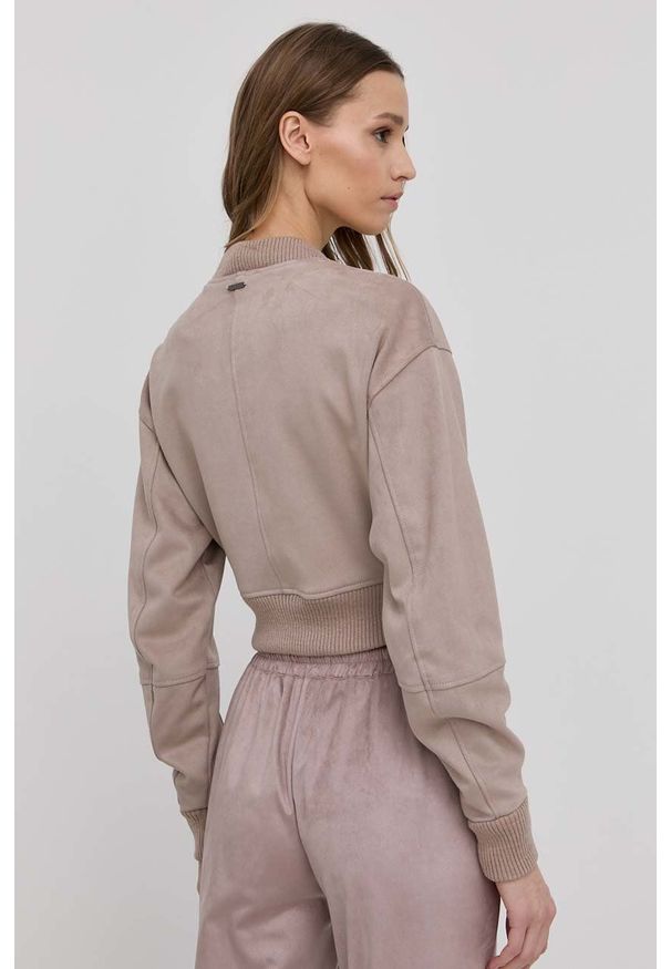 Guess kurtka bomber damski kolor beżowy przejściowa. Okazja: na co dzień. Kolor: beżowy. Materiał: materiał. Wzór: gładki. Styl: casual