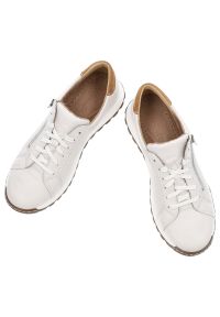 Białe Sneakersy Wasak Stylowe Obuwie Damskie. Okazja: na co dzień. Zapięcie: sznurówki. Kolor: biały. Materiał: jeans, nubuk, skóra. Wzór: grochy. Sezon: lato #5