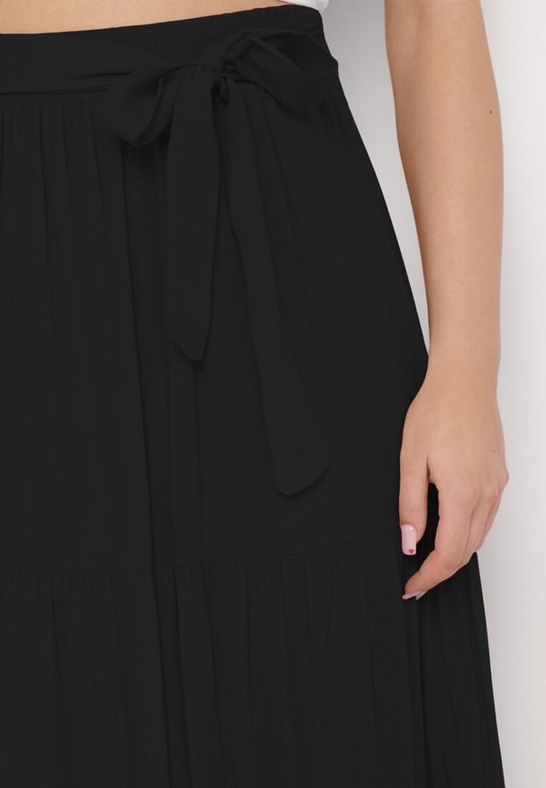 Born2be - Czarna Wiskozowa Spódnica Maxi Rozkloszowana z Paskami Saosa. Okazja: na co dzień. Kolor: czarny. Materiał: wiskoza. Wzór: paski. Styl: casual, klasyczny