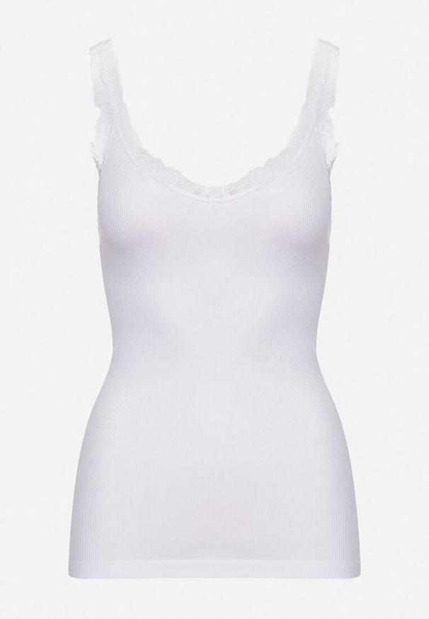 Born2be - Biały Top na Ramiączkach Ozdobiony Koronką Elati. Okazja: na co dzień. Typ kołnierza: dekolt w serek. Kolor: biały. Materiał: koronka. Długość rękawa: na ramiączkach. Wzór: koronka, aplikacja. Styl: casual, elegancki