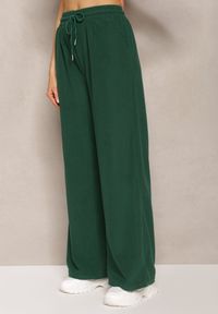 Renee - Ciemnozielone Szerokie Spodnie o Prążkowanym Kroju z Gumką w Pasie Jovulla. Kolor: zielony. Materiał: prążkowany #5