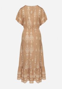 Born2be - Ciemnobeżowa Sukienka Rozkloszowana z Wiskozą w Boho Wzór z Falbaną Turaline. Typ kołnierza: kołnierz z falbankami. Kolor: beżowy. Materiał: wiskoza. Sezon: lato. Typ sukienki: rozkloszowane. Styl: boho #5