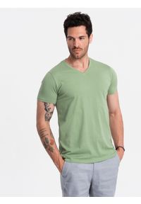 Ombre Clothing - Bawełniana klasyczna męska koszulka z dekoltem w serek BASIC – zielona V11. Typ kołnierza: dekolt w serek. Kolor: zielony. Materiał: bawełna. Wzór: ze splotem, jednolity. Styl: klasyczny
