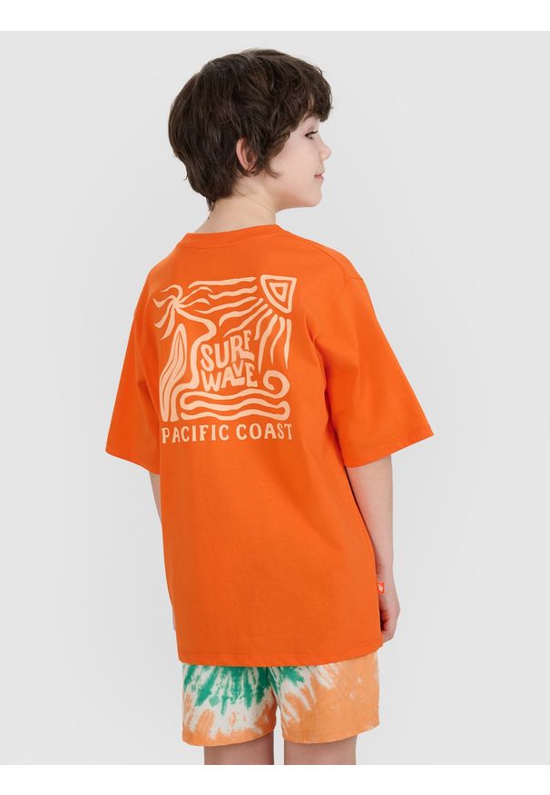 4f - 4F T-shirt oversize z nadrukiem chłopięcy - pomarańczowy 140 (9-10 lat). Okazja: na co dzień. Kolor: pomarańczowy. Materiał: dzianina, bawełna, jersey. Długość rękawa: krótki rękaw. Długość: krótkie. Wzór: nadruk. Sezon: lato. Styl: klasyczny, sportowy, casual