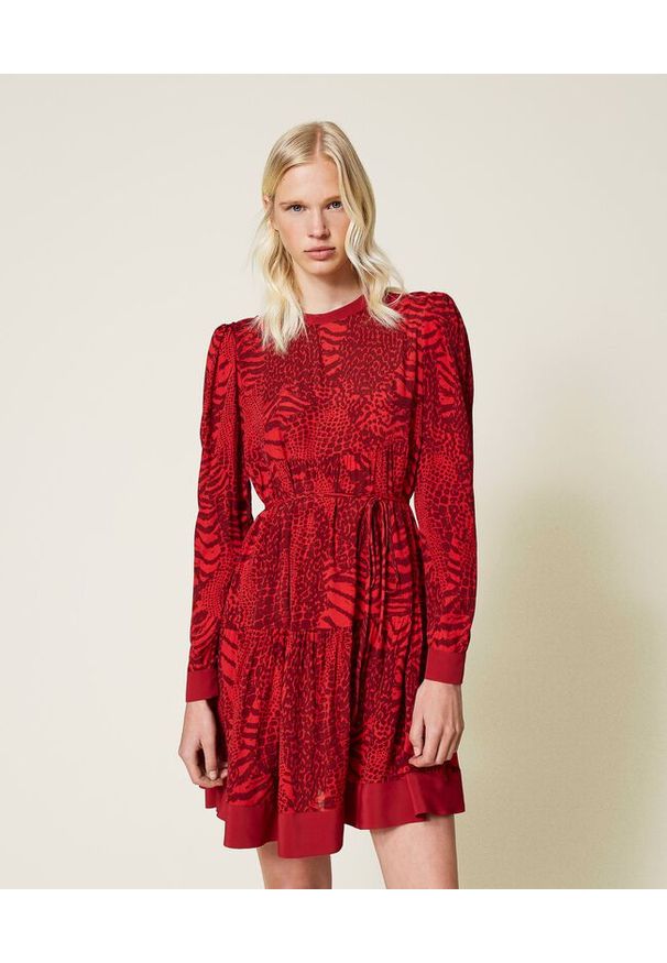 TwinSet - Bordowa sukienka z krepy w zwierzęcy wzór Twinset. Kolor: czerwony. Materiał: wiskoza. Długość rękawa: długi rękaw. Wzór: motyw zwierzęcy. Długość: mini