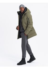 Ombre Clothing - Outdoorowa długa męska kurtka parka – oliwkowa V4 - Rozmiar: M. Kolor: oliwkowy. Materiał: guma, tkanina, poliester, materiał, syntetyk. Długość: długie. Wzór: aplikacja