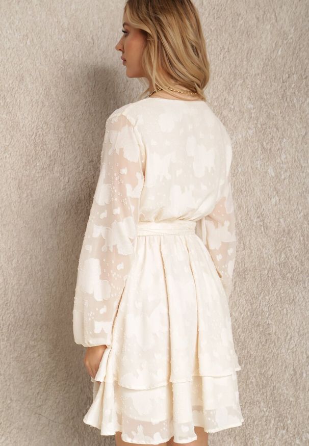 Renee - Kremowa Sukienka Maerista. Kolor: beżowy. Materiał: materiał. Typ sukienki: kopertowe