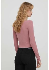 Hollister Co. longsleeve damski kolor różowy. Typ kołnierza: dekolt w karo. Kolor: różowy. Materiał: dzianina. Długość rękawa: długi rękaw. Wzór: gładki #5