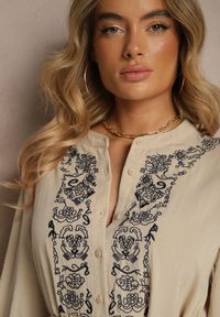 Renee - Beżowa Sukienka Rozkloszowana z Wiskozą Zdobiona Haftem i Wiązana w Talii Ninalisa. Okazja: na co dzień. Kolor: beżowy. Materiał: wiskoza. Wzór: aplikacja, haft. Typ sukienki: rozkloszowane. Styl: elegancki, casual #3