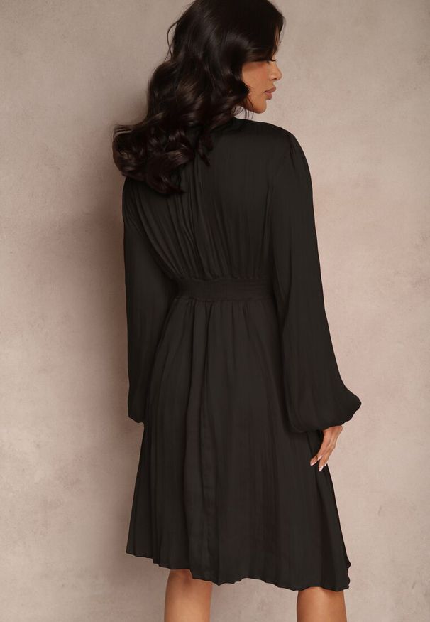 Renee - Czarna Sukienka o Rozkloszowanym Kroju z Plisami i Marszczeniem Alaretia. Okazja: na co dzień. Typ kołnierza: dekolt w kształcie V. Kolor: czarny. Materiał: poliester. Styl: klasyczny, casual, elegancki