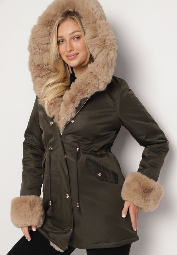 Born2be - Zielono-Beżowa Kurtka Parka z Kapturem i Odpinanymi Futerkowymi Zdobieniami Inessara. Okazja: na co dzień. Typ kołnierza: kaptur. Kolor: zielony. Materiał: skóra. Wzór: aplikacja. Styl: casual, elegancki