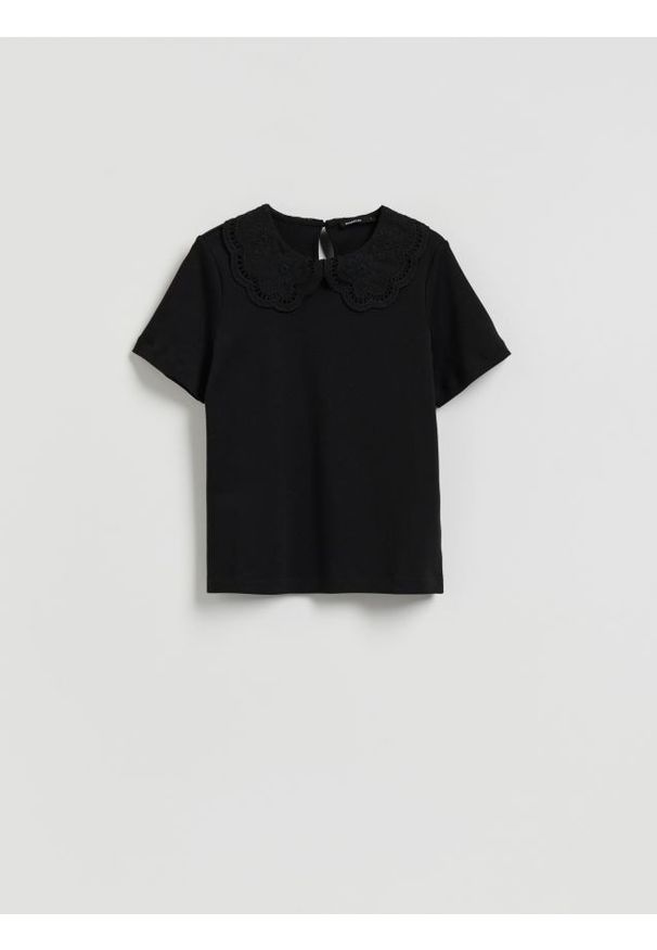 Reserved - Bluzka z ozdobnym kołnierzem - czarny. Kolor: czarny. Materiał: dzianina. Wzór: gładki. Styl: klasyczny