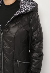Born2be - Czarna Pikowana Kurtka z Kapturem i Podszewką w Panterkę Felandre. Okazja: na co dzień, na spacer. Typ kołnierza: kaptur. Kolekcja: plus size. Kolor: czarny. Materiał: jeans. Wzór: motyw zwierzęcy. Styl: klasyczny, casual #4