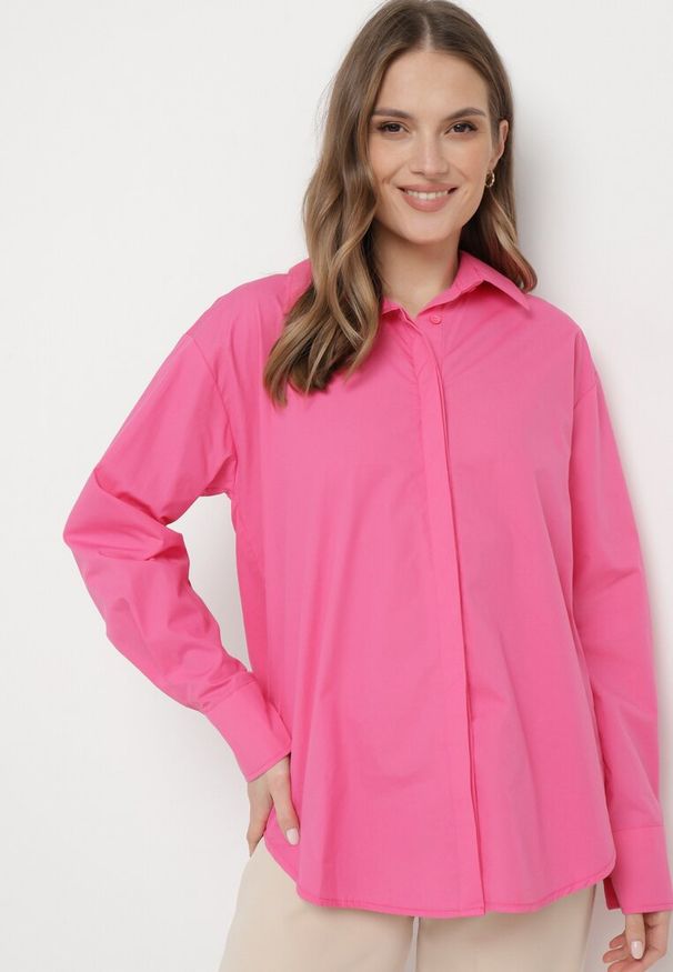 Born2be - Fuksjowa Bawełniana Koszula o Klasycznym Fasonie Pomidea. Kolor: różowy. Materiał: bawełna. Długość rękawa: długi rękaw. Długość: długie. Styl: klasyczny