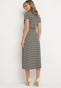 Born2be - Czarna Sukienka Taliowana o Koszulowym Kroju Zapinana na Guziki o Geometrycznym Wzorze Parra. Kolor: czarny. Długość rękawa: krótki rękaw. Wzór: geometria. Typ sukienki: koszulowe. Styl: elegancki, klasyczny #6