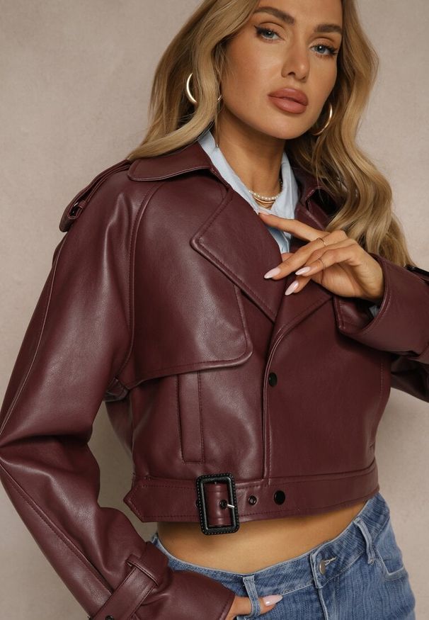 Renee - Bordowa Krótka Kurtka Ramoneska w Stylu Trencza Niladoria. Okazja: na spotkanie biznesowe, do pracy. Kolor: czerwony. Materiał: jeans. Długość: krótkie. Wzór: paski. Styl: biznesowy, elegancki