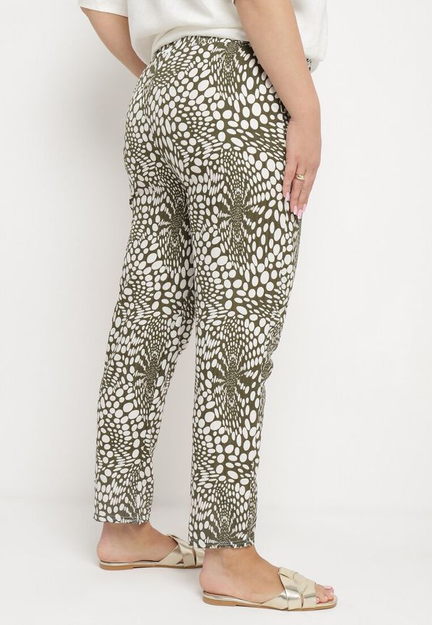 Born2be - Zielono-Białe Spodnie Regular z Gumką w Talii i Abstrakcyjnym Dekoltem Cleava. Okazja: na co dzień. Kolor: zielony. Materiał: tkanina. Sezon: lato. Styl: casual, klasyczny, elegancki