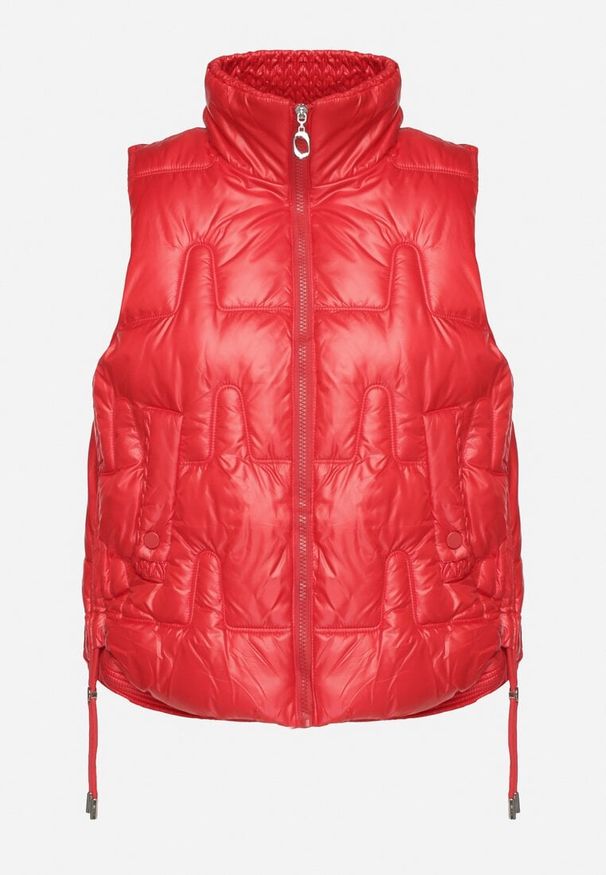 Born2be - Czerwona Pikowana Kamizelka ze Stójką i Troczkami Terilanna. Typ kołnierza: kołnierzyk stójkowy. Kolor: czerwony. Materiał: jeans. Styl: elegancki