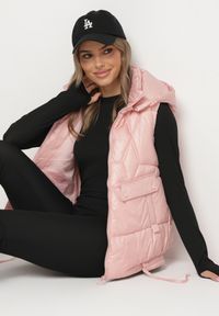 Born2be - Różowa Kamizelka z Odpinanym Kapturem i Ozdobnym Pikowaniem Arreanne. Okazja: na co dzień. Kolor: różowy. Materiał: jeans. Sezon: jesień, wiosna. Styl: sportowy, casual, elegancki #3