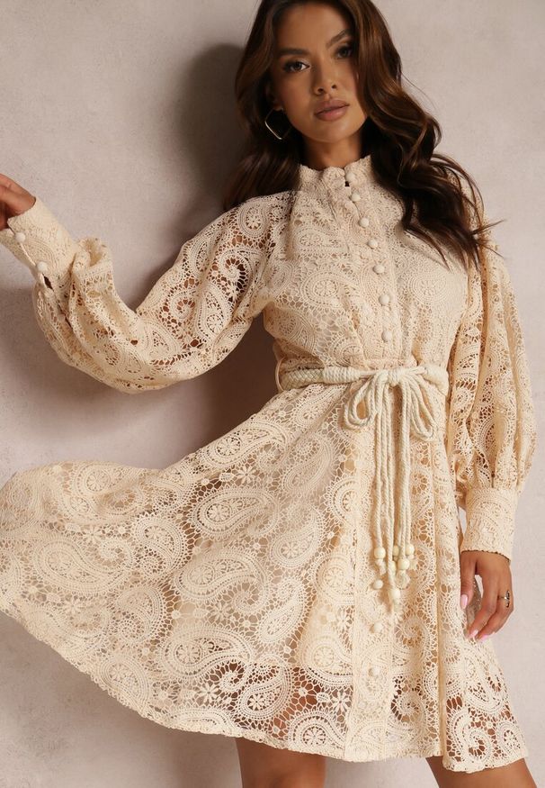 Renee - Jasnobeżowa Sukienka Melliopis. Kolor: beżowy. Materiał: koronka, tkanina. Wzór: paisley. Styl: elegancki. Długość: mini