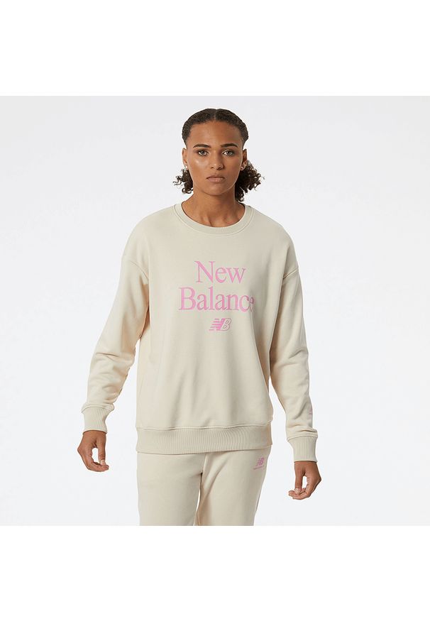 Bluza New Balance WT21508CTU – beżowa. Kolor: beżowy. Materiał: bawełna, poliester, prążkowany, materiał, dresówka. Wzór: nadruk, napisy