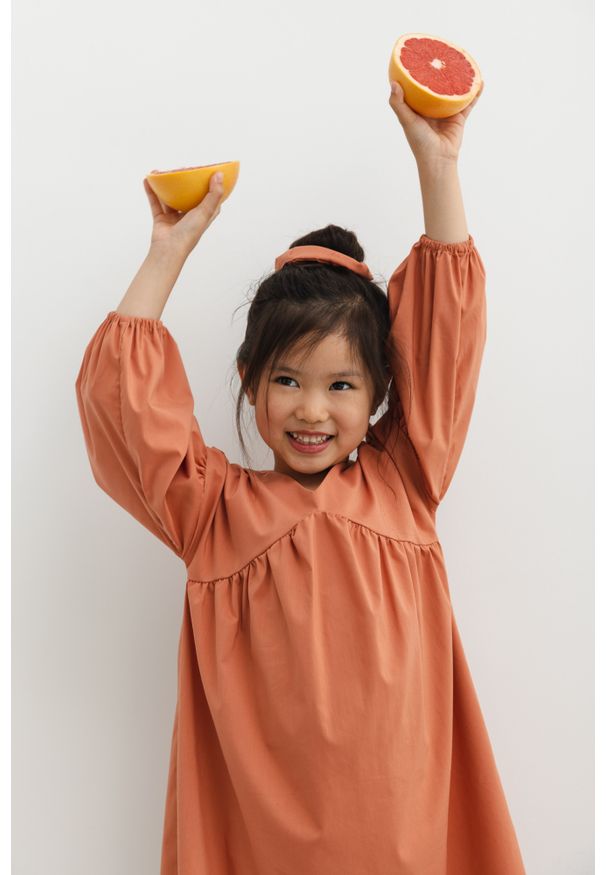 Marsala - MINI sukienka o luźnym kroju w kolorze FOXY ORANGE - RAYA-80-86 (12-18). Typ kołnierza: dekolt w kształcie V. Kolor: pomarańczowy. Materiał: bawełna, poliester, elastan. Długość: mini