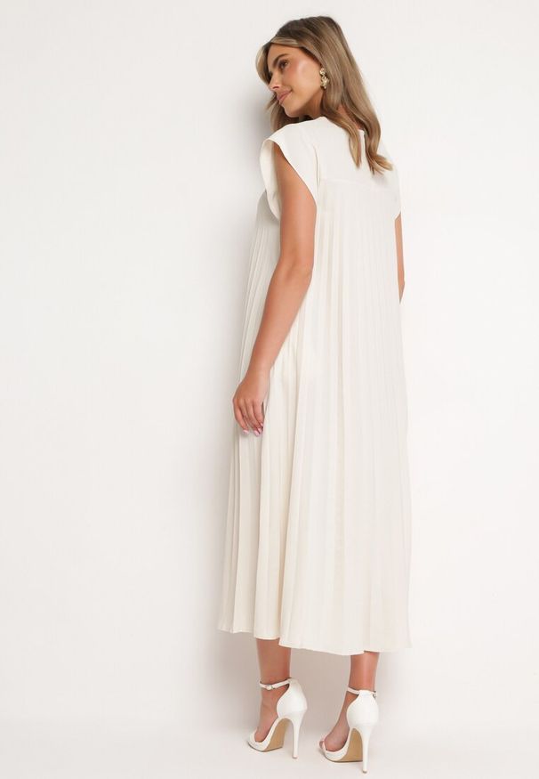 Born2be - Beżowa Plisowana Sukienka z Krótkim Rękawem Nlea. Kolor: beżowy. Długość rękawa: krótki rękaw