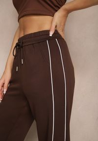 Renee - Brązowe Spodnie Dresowe z Bawełną o Szerokim Kroju High Waist z Paskami Salliara. Okazja: na co dzień. Stan: podwyższony. Kolor: brązowy. Materiał: bawełna, dresówka. Styl: casual, elegancki