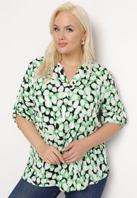 Born2be - Zielono-Biała Bluzka z Trójkątnym Dekoltem w Fantazyjny Print Anola. Okazja: na co dzień, do pracy. Kolor: zielony. Wzór: nadruk. Styl: casual