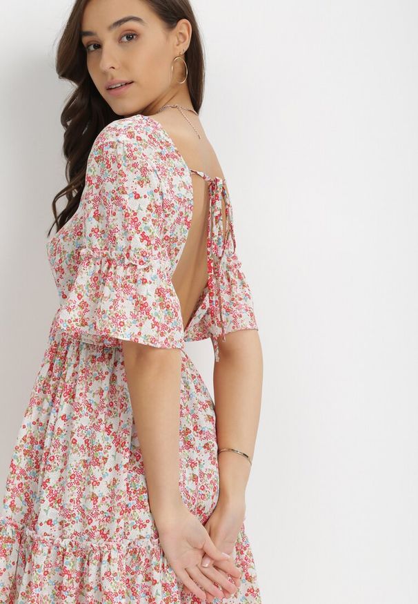 Born2be - Różowa Sukienka Myspheme. Typ kołnierza: dekolt w serek. Kolor: różowy. Materiał: tkanina. Długość rękawa: krótki rękaw. Wzór: kolorowy, kwiaty. Sezon: lato. Długość: mini