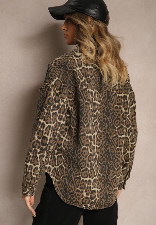 Renee - Brązowa Koszulowa Kurtka Jeansowa w Panterkę Cesira. Okazja: na co dzień. Kolor: brązowy. Materiał: jeans. Wzór: motyw zwierzęcy. Styl: elegancki, casual