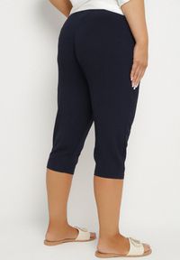 Born2be - Granatowe Spodnie z Gumką w Pasie 7/8 Tenimira. Okazja: na co dzień, na spacer. Kolekcja: plus size. Kolor: niebieski. Styl: klasyczny, elegancki, casual #7