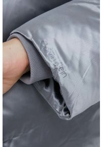 Calvin Klein kurtka damska kolor srebrny zimowa oversize. Kolor: srebrny. Materiał: włókno. Sezon: zima #2