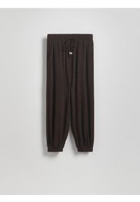 Reserved - Spodnie jogger z wiskozą - ciemnobrązowy. Kolor: brązowy. Materiał: wiskoza