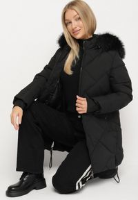 Born2be - Czarna Pikowana Kurtka z Kapturem z Futrem i Ściągaczami przy Rękawach Dacce. Okazja: na co dzień. Typ kołnierza: kaptur. Kolor: czarny. Materiał: futro. Styl: casual #3