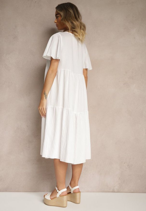 Renee - Biała Rozkloszowana Sukienka z Wiskozy z Dekoltem w Serek Natasella. Okazja: na co dzień, na spotkanie biznesowe, do pracy. Typ kołnierza: dekolt w serek. Kolor: biały. Materiał: wiskoza. Długość rękawa: krótki rękaw. Styl: biznesowy, casual, elegancki