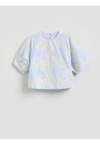 Reserved - Bluzka z haftem - jasnoniebieski. Kolor: niebieski. Materiał: bawełna, tkanina. Wzór: haft #1